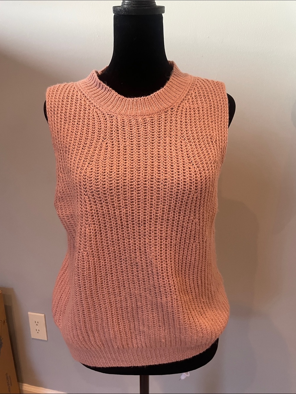 Rose color sleeveless lightweight sweater